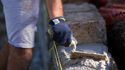 two hands shaking in a business agreement with a construction helmet in the background emphasizing teamwork and collaboration in the construction industry four important aspects of partnership